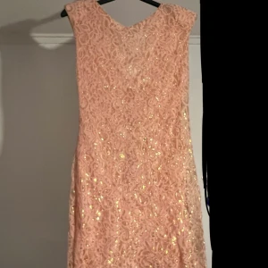 Light rosa klänning - kort sommar Klänning inköpt från nelly stotlek L, men fungerar väl för storlek M. 