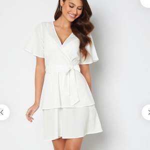 Jättefin vit kort klänning med volang💕 Klänningen heter 