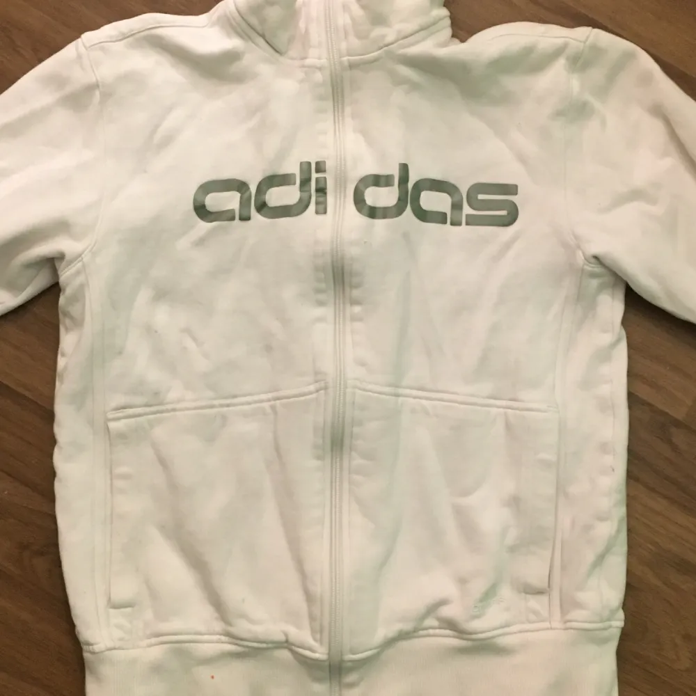 En äldre modell av en adidas tröja som aldrig varit använd🤩 Kan skicka bilder om passform och annat om det önskas. Den är perfekt att träna i eller att ha som en jacka🤗 . Hoodies.