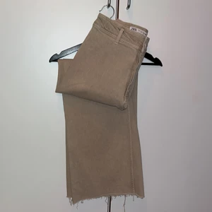 Zara jeans - Superfina raka långa jeans från Zara. Högmidjade och vida jeans i en ljus biege färg. Säljes pga för stora. Aldrig använda! Strl 40. 