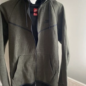 Grön Adidas hoodie i storlek M🤍 - Säljer denna fina Nike hoodie i storlek M🥰 