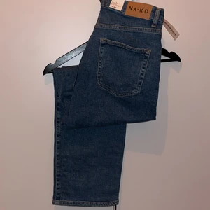 Jeans från NA-KD - Blåa raka jeans från NA-KD. Aldrig använda, alla lappar är kvar. Säljes då de är för stora. 