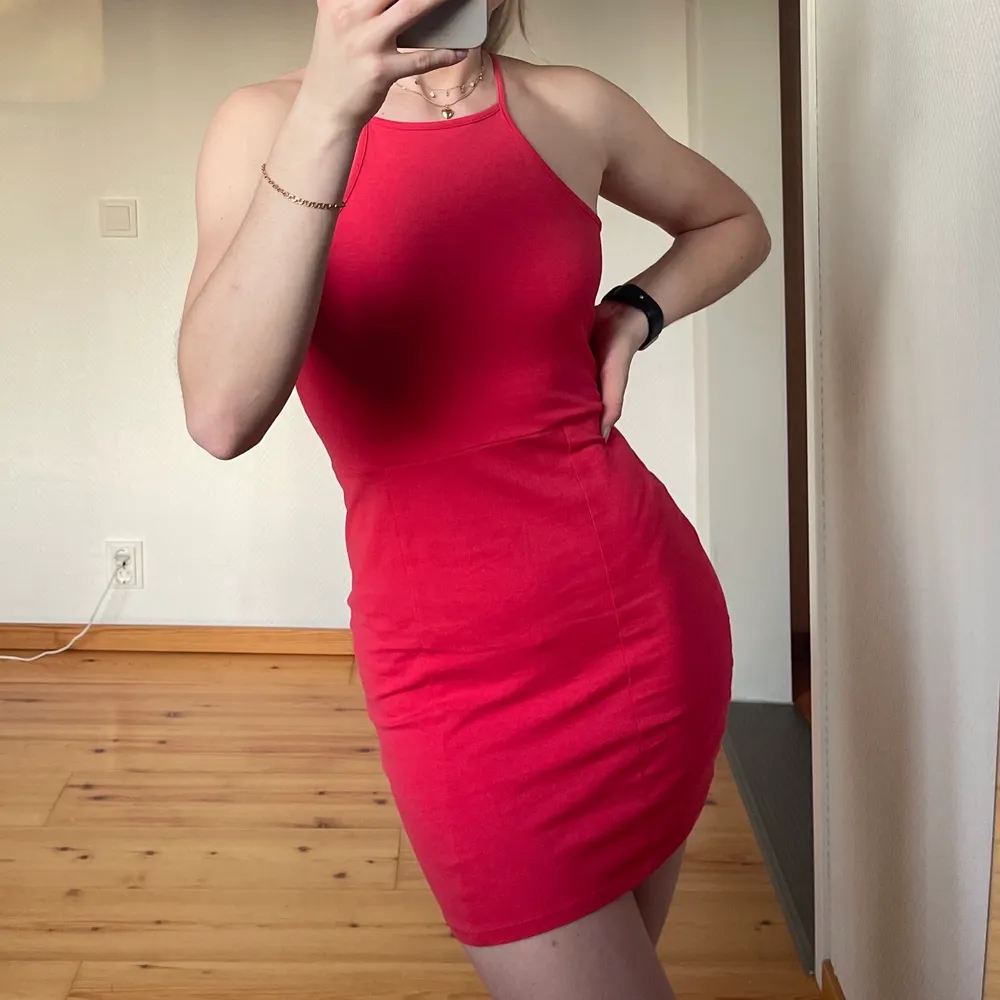 Superfin röd klänning från Nelly, perfekt till sommaren då man kan både klä upp den och klä ner den❤️ superstretchig!. Klänningar.