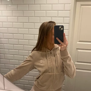 Juicy couture tröja  - (Lägger upp igen pga oseriösa köpare). Säljer nu min superfina juicy couture tröja i storlek S. Tröjan är i superfint skick då den är använd ett fåtal gånger, och endast hemma!