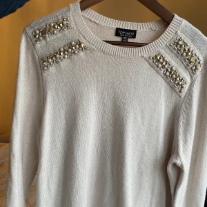 Stickat topshop strl 38 - Puderrosa/beige stickad tröja från Topshop strl 38. Använd i fint skick. Hämtas hemma hos mig på Kungsholmen 