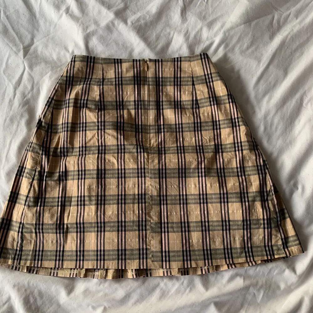high waisted pleated plaid tennis skirt in beige, pink, and black. fits size S and in perfect condition, just needs to be steamed or ironed. has a zip at the back so it’s easier to put on. last pic is a close up to show the pink as it’s not really visible in the first two pics. i looove this skirt but i just never really got any use out of it so i’m hoping someone can give it a better home 🤎. Kjolar.