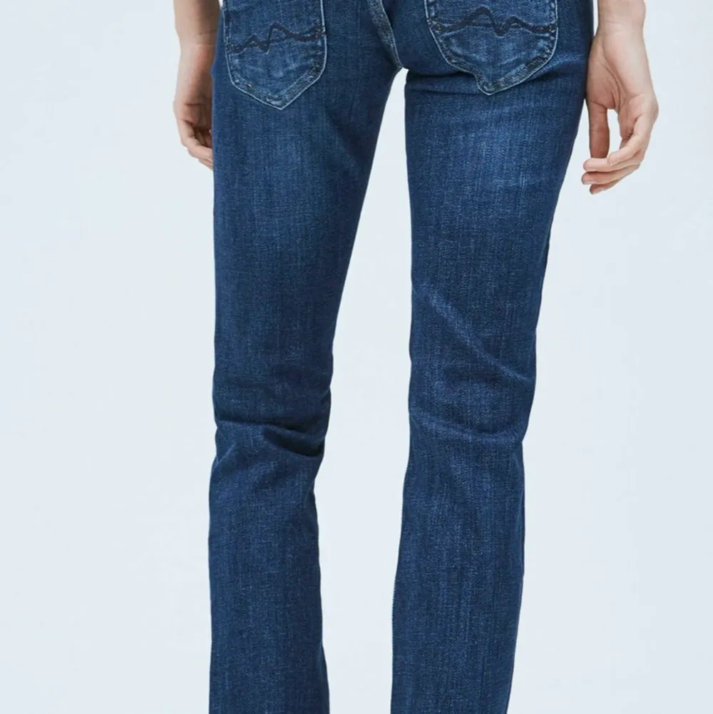 Lågmidjade jeans från zalando som sitter perfekt, säljer för att jag behöver pengar. Ursnygga och precis i min stil. Bara använt två gånger. Köpte för 800kr. De är slutsålda. Jeans & Byxor.