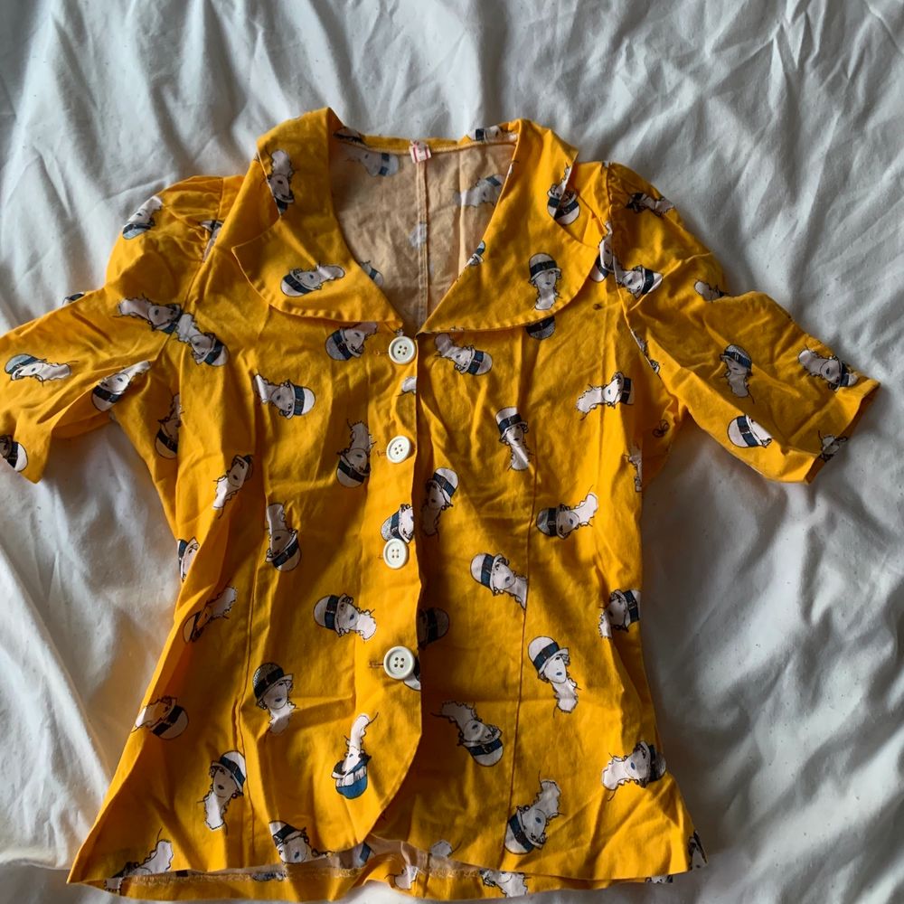 funky yellow vintage style shirt in size XS/S. has a nice pattern and white buttons, with short sleeves and a collar. bought in a vintage store last year but just haven’t gotten around to wearing it so i’m hoping someone can give it a better home 💛 perfect condition and would be lovely for the spring and summer!!💛. Toppar.