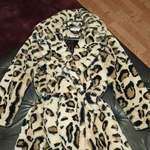 Säljer min leopard kappa ifrån nakd i strl 34, passar upp till 38, endast provad. #nakd