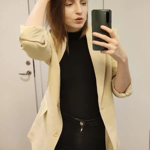 Johanna blazer / Gul kavaj - Skräddarsydd kavaj med knäppning fram. Kavajen är gul och har ett strukturerat tyg. Den har passpoalerade fickor med lock, knappar vid ärmsluten, klassisk krage med slag och dubbelt sprund bak. Köpt på GinaTricot och använd en gång. Oversize modell, så storlek S känns mer som en M vilket kändes för oversize för min smak. Nypris 699kr.