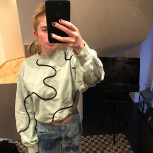 Croppad sweatshirt storlek Xs Weekday  - Är i väldigt bra skick! Sitter ganska oversized och jag brukar ha S. 