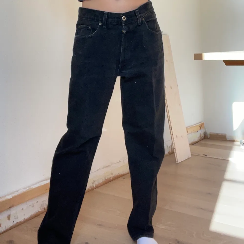 Super snygga Baggy jeans. Jag är 165 cm lång och midjemåttet är 78 cm och innerbenslängden är 71 cm.. Jeans & Byxor.