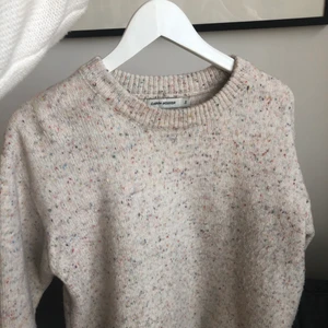 Stickad tröja från Carin Wester  - Stickad tröja i ull med små prickar i olika färger, skulle säga att tröjan är ljusare än vad den är på bilderna och mer beige! Jättefin till sommaren och endast använd ett fåtal gånger. Säljer för att jag har andra tröjor som jag föredrar mer🤍 storlek S 