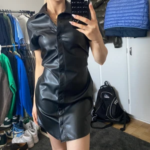 Skinnklänning - Nyskick, sitter toppen på mig som är 168. Kan ha båda oknuten o knuten! Kan knäppa knapprna hur man vill💕GER PAKETPRIS