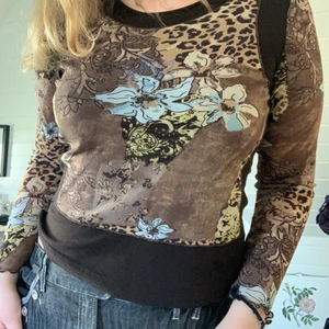 Y2k topp med strass - Supersöt topp i mesh med strass från Gerry Weber som är perfekt antingen för vardags eller för att gå ut. Skulle säga att den passar snarare som en storlek 40 istället för 38. Köparen står för frakt och det skickas som ett brev💗. 