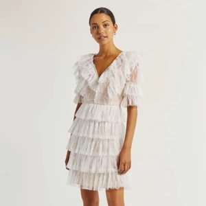 By Malina Studentklänning Vit - Säljer min superfina studentklänning från By Malina. Storlek L (passade bra på mig som är en M/L), önskas bilder med den på mig så skriv till mig🙋🏼‍♀️! Nypris 2499 (https://www.bymalina.com/en/1-clothing/sky-dress-2191296).    Du som köpare står för frakt💛💛💛 