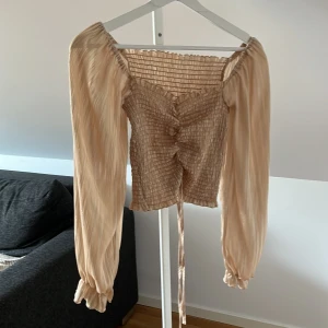 Tröja  - En glittrig beige tröja som aldrig har använt, ny skick