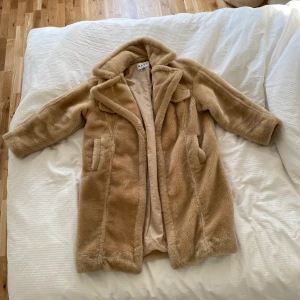 Vinter kappa  - Oversized varm jacka i ett väldigt mjukt material. Storlek M/40 men upplever att den är rätt stor i storleken. Passad större M/ Normal L