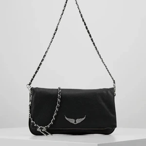 Zadig väska  - Säljer nu min Zadig väska 😍köpt den för några år sedan och därav finns några slitage på bandet, men inget som syns direkt. Köpt den för 3300kr. OBS förekommer endast de lilla bandet. Köp direkt för 1200