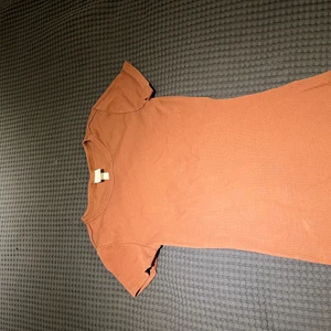 Oanvänd t-shirt - T-shirt från hm