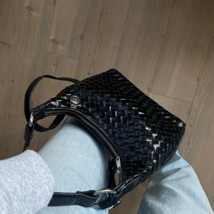 Slutsåld väska från adxa i modellen bacoli shoulder bag Celie. Verkligen en superfin väska men den kommer inte till användning därför säljer jag denna. Nypris: 2599 kr 