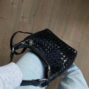 Adax - Slutsåld väska från adxa i modellen bacoli shoulder bag Celie. Verkligen en superfin väska men den kommer inte till användning därför säljer jag denna. Nypris: 2599 kr 