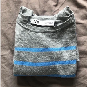 RANDIG TRÖJA ZARA  - Jag säljer denna super fina zara tröja i lite tunnare material. Eftersom jag inte längre får användning för den. Tröjan är i M men jag skulle säga att den passar en S precis lika bra. Hör av er om ni är intresserade. Köpare står för frakt💕