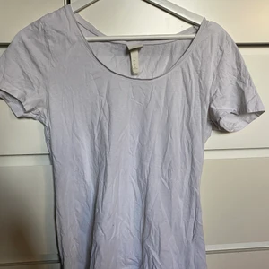 Vit T-Shirt ,Lila T-Shirt - Bra skick