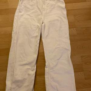Vita, vida jeans från lager 157. Jeansen är i strl L men skulle säga att det är mer som M. Jeansen har använts ett fåtal gånger. Det är i ett bra skick! Skriv för fler bilder:)❤️