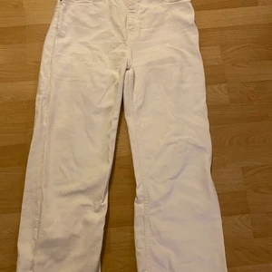 Vita vida jeans - Vita, vida jeans från lager 157. Jeansen är i strl L men skulle säga att det är mer som M. Jeansen har använts ett fåtal gånger. Det är i ett bra skick! Skriv för fler bilder:)❤️
