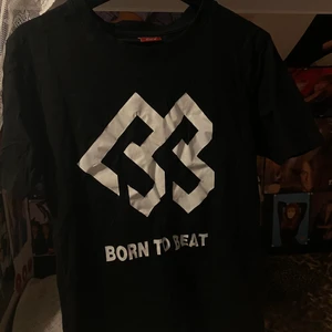 BTOB t-shirt - BTOB t-shirt i rätt bra skick. Katt i hemmet. Kan mötas upp i Uddevalla om ej så står köparen för frakten. 