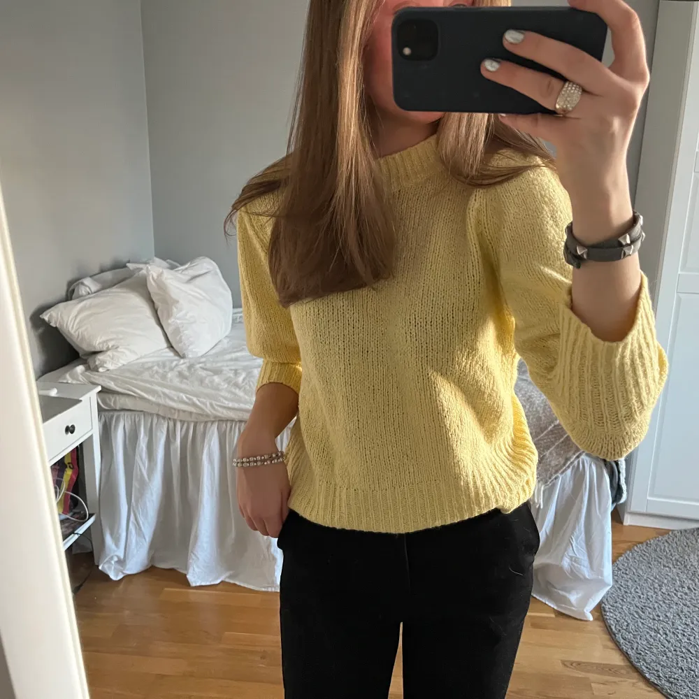 Gul stickad tröja från NAKD💛💛 , bra skicka samt liten användning säljs därför. Mitt pris 100kr exklusive frakt, kan skickas (köpare står för frakten) eller mötas upp i Stockholm. . Stickat.