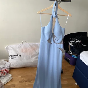 Klänning - Sälj min snygg klänning aldrig använt för liten storlek.