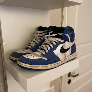 Jordan 1 game royale  - Väldigt slitna då de blivit använda dagligen i snart 2 år box, kvitto medföljer 