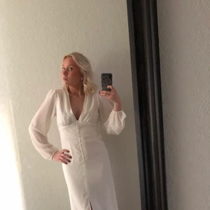 Klänning från Gina  - Superfin klänning från Gina tricot som är slutsåld. Storlek 36. Nyskick!!! 