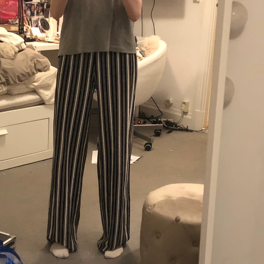 Svarta randiga byxor