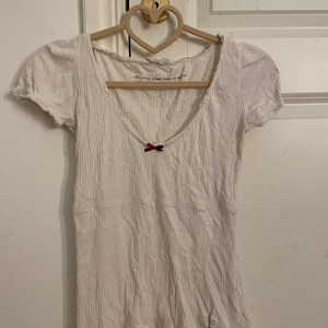 Odd Molly T-shirt  - Säljer min vita Odd Molly t-shirt i storlek 0 som motsvarar xs. Den är sparsamt använd och fortfarande jättefin i kvaliten. Den finns i Ystad men om den ska skickas så står köparen för frakten🤍