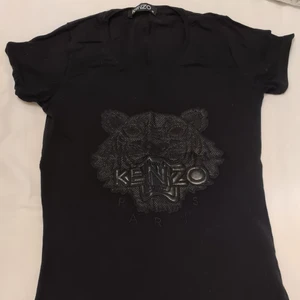 Kenzo - Kenzo T-shirt Storlek M men är mer som S använd 3-4 gånger så den är som ny