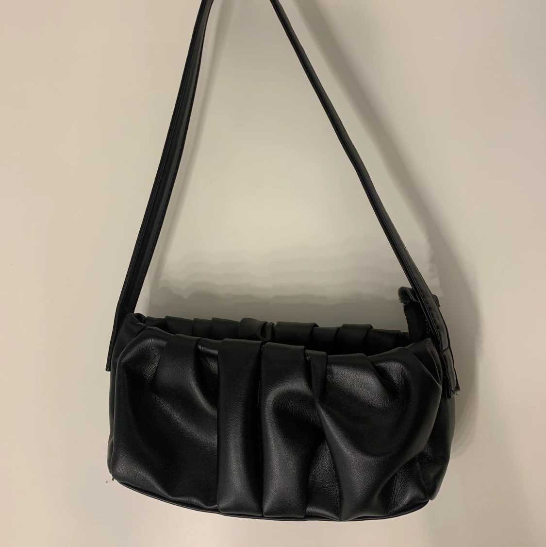 Svart axelremsväska