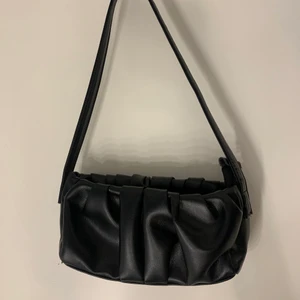 Svart axelremsväska - Superfin axelremsväska som tyvärr inte kommit till användning🖤
