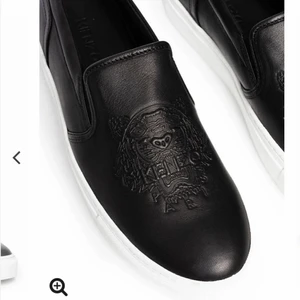 Ny kenzo slip-ons sneakers  - Helt nya, säljer dom för att jag chansade på en storlek som jag normalt sett inte har. Skorna är super fina och bekväma att ha på foten. Aldrig använda ute bara testade inomhus. Storlek 39 och inköpspris ligger på 1949 kronor 💕🌸