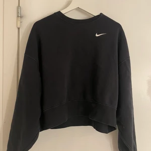 Nike tröja - Svart tröja från nike. Ungefär 1 år gammal, men bara använd ett fåtal gånger. Jättefint skick. Den är i storlek xs men passar alla mellan xs-m. Kontakta gärna om du är intresserad, har frågor eller vill ha fler bilder Nypris: 550❤️‍🩹⚡️🖤