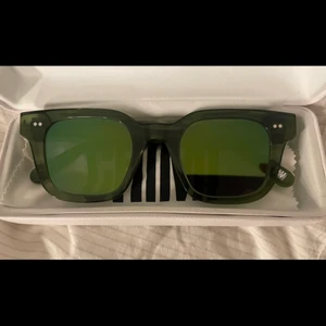 Chimi #004 Kiwi Mirror - Fräscha solglasögon till sommaren. I den populära modellen #004. Chimi #004 Kiwi Mirror. Dessa är ofta slutsålda.                                                                      Mått: 46×24 Bredd: 14,3 cm Höjd: 4,9 cm. BUDET ÄR PÅ 700