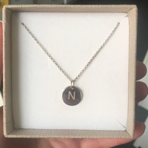 N-halsband - Helt oanvänt halsband med bokstaven ”N” från Guldfynd by Bianca. ✨