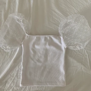 Ballongärmad tröja  - Jättesöt fest/ sommartopp. Endast använd en gång så skicket är väldigt bra. Passar mig som har storleken S. Skriv för fler bilder. Köparen står för frakt🌸