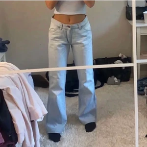 Lågmidjade jeans - As snygga lågmidjade jeans som är ljusa och passar perfekt till sommaren o våren!💕 köpta på Plick så två första bilderna är från förra säljaren. Budgivning om flera är intresserade. Midjemåttet 77cm. Högsta bud 500kr. SÅLDA
