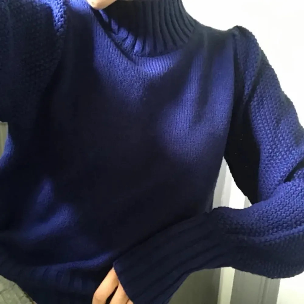 Superfin marinblå tröja med ballongärmar💙 (Köpt på Plick och i bra skick men kommer inte till användning).. Tröjor & Koftor.