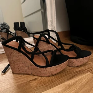 Klackar från HM - Jätte fina klackar från HM storlek 39.