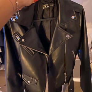 Läder jacka - Zara läderimiterad jacka, super fin speciellt till våren! Använd fåtal gånger, köpt för 699kr förra sommaren ,passar både S och M,köparen står för frakt😊 