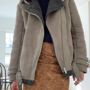 Cool jacka  - Cool jacka i från Gina Tricot🖤 storlek S RENSAR, vid snabba affär kan priset diskuteras!